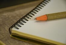 Inteligencia económica e investigación: El arte de sorber cuando nos obligan a soplar al mismo tiempo pencil, desk, study