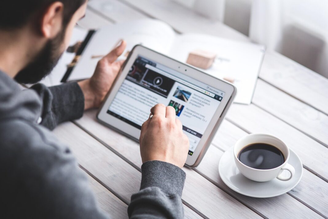 man, reading, touchscreen, blog, digital, coffee cup, tablet, working, screen, touching, touch, samsung, stylus, pen, technology, device, coffee, cup