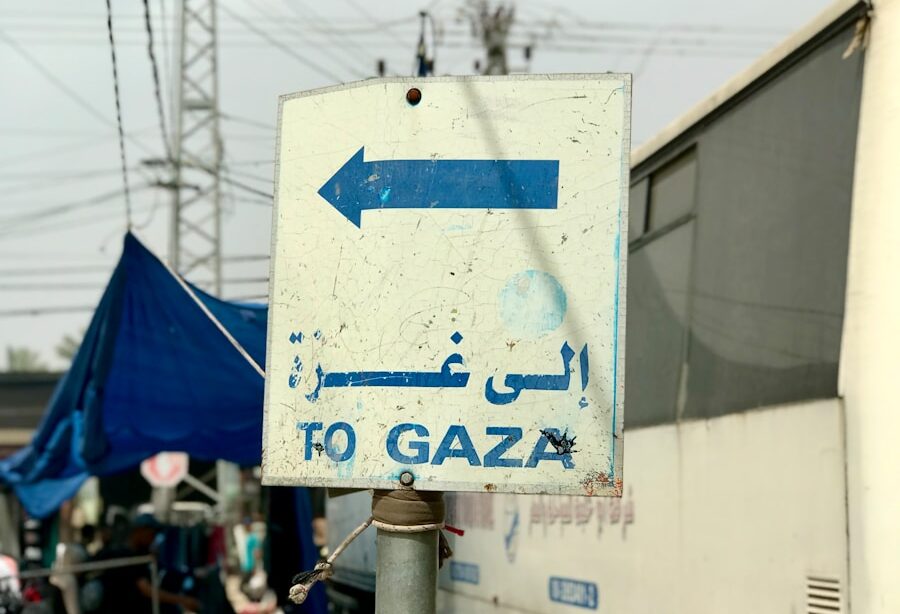 a sign pointing to the right in front of a bus