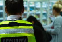 La seguridad en el ámbito corporativo selective focus photography of man wearing black top