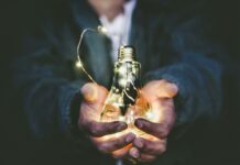 La falta de soberanía energética en España: una vulnerabilidad estratégica ante los desafíos y amenazas del siglo XXI man holding incandescent bulb