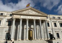 El Congreso de los Diputados acoge la ‘I Jornada ‘Política Criminológica y Estado de Derecho en la era de la IA” A large building with columns and a flag on top