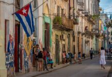 La caída del régimen cubano people walking on street during daytime
