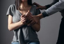 Los criminólogos exigen incluir la criminología en la futura ley estatal de profesiones de servicios sociales woman in gray scoop neck shirt holding her hands