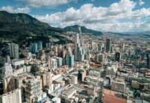 Colombia levanta la suspensión general del porte de armas buildings near mountain
